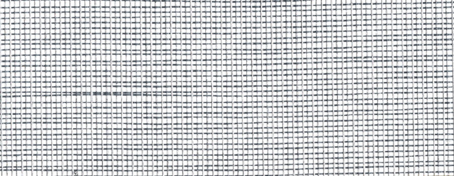 Rete metallica in teli intrecciati: trama regolata da linee verticali e orizzontali su sfondo bianco, texture geometrica e ripetitiva.