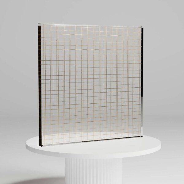 Schermo trasparente con griglia dorata su base bianca, cornice nera alta, effetto minimalista e moderno.