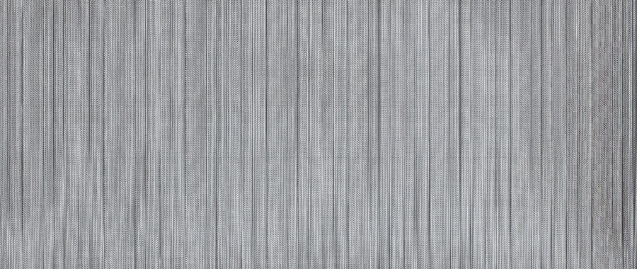 Texture di tessuto grigio a righe verticali sottili, effetto denim chiaro con variazioni di tono e profondità.