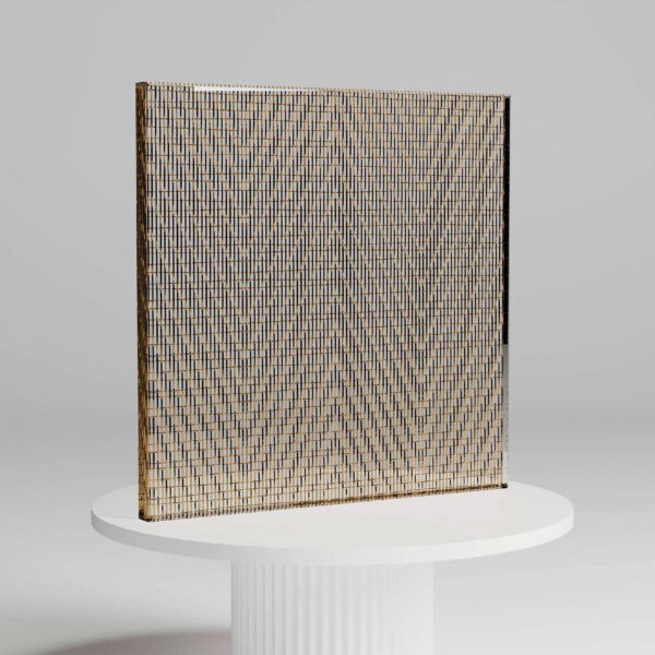 Pannello metallico intrecciato a maglie fitte, colore dorato, appoggiato su basamento circolare bianco.
