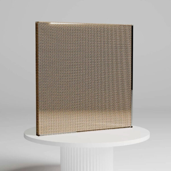 Amplificatore a getto d'aria con rivestimento in tessuto beige, posizionato su una piastra circolare bianca.