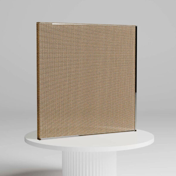 Ritratto di un amplificatore o mobile amplificatore rivestito in materiale tessile beige, posizionato su pedana bianca in studio.
