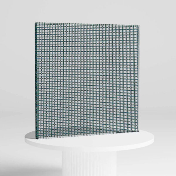 Pannello isolante o strutturale a griglia trasparente, posizionato su piedistallo bianco, stile minimalista e moderno.