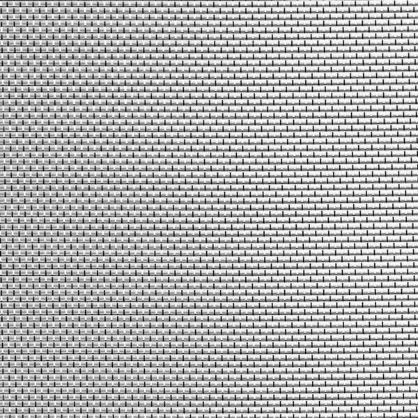 Dettaglio ravvicinato di una superficie metallica a maglia, con texture a quadretti e riflessi lucidi.