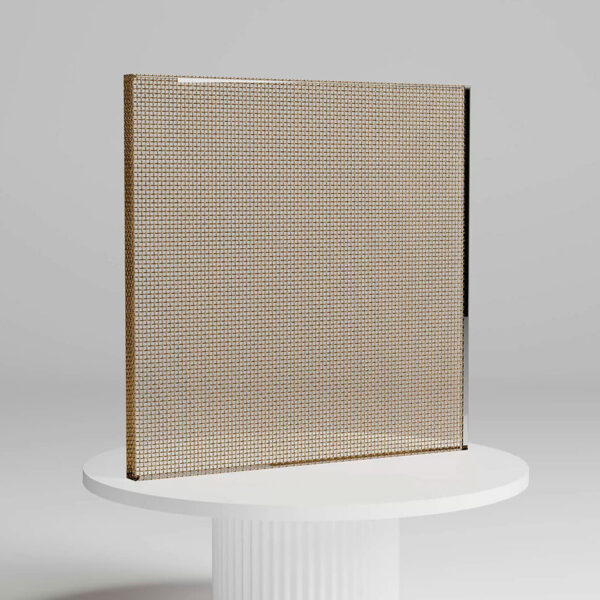 Pannello luminosa a griglia beige, leggermente inclinato, su base circolare bianca in ambiente neutro.