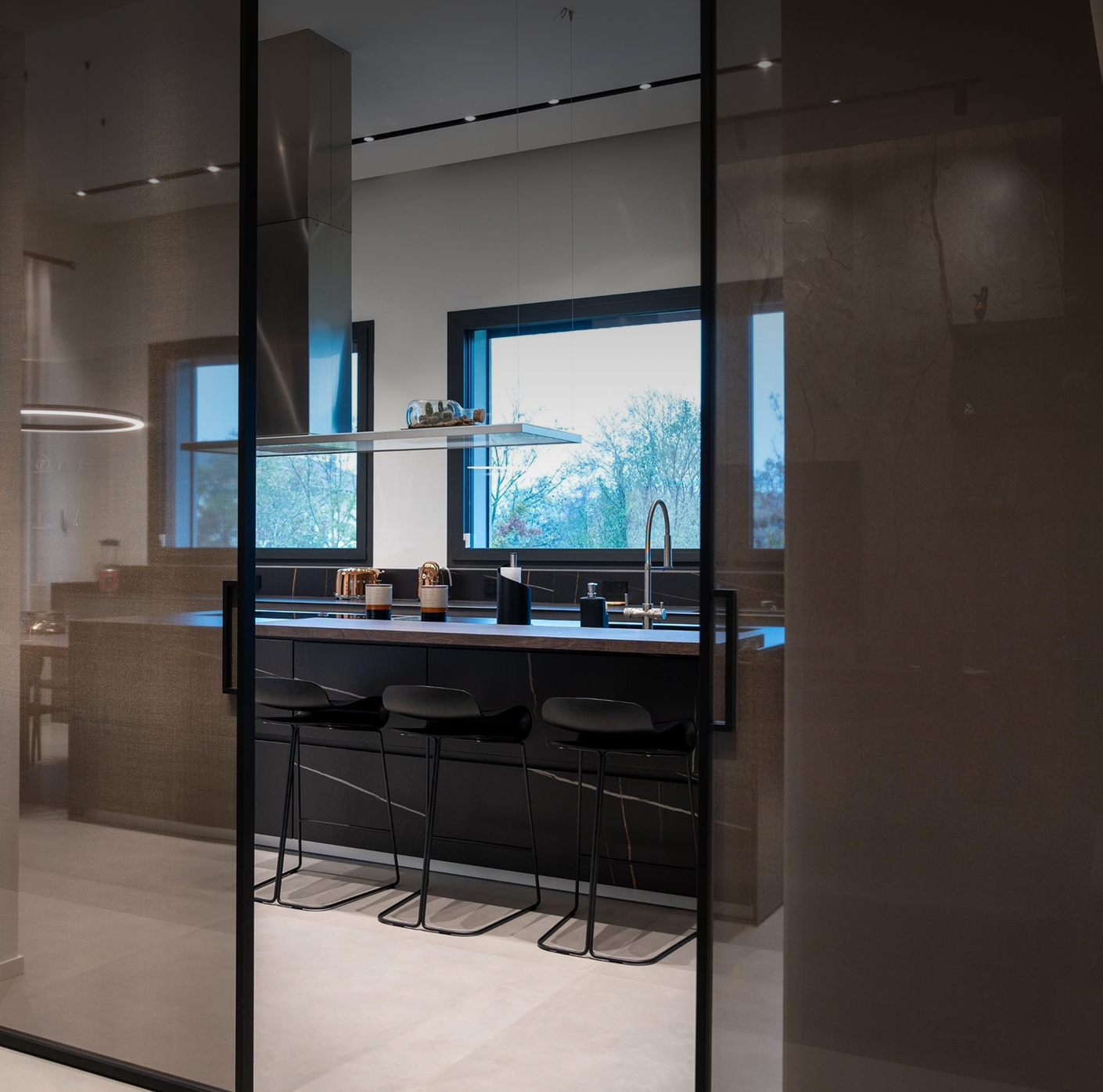 5 design ideas with metallic fabrics for luxury interiors