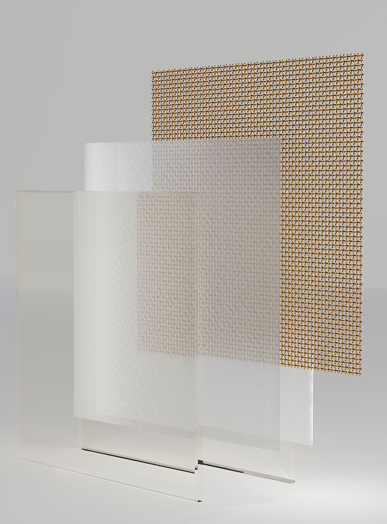 Sezione di tessuti metallizzati in bianco e beige con texture a rilievo: materiali trasparenti e reticoli di diverse oscurità, disposizione verticale.