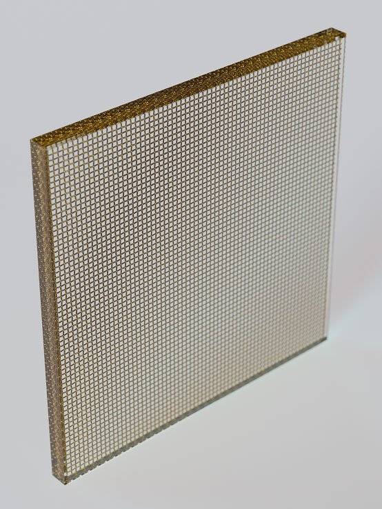 Pannello metallico a griglia fine, superfici dorate e trama a quadretti, sfondo chiaro
